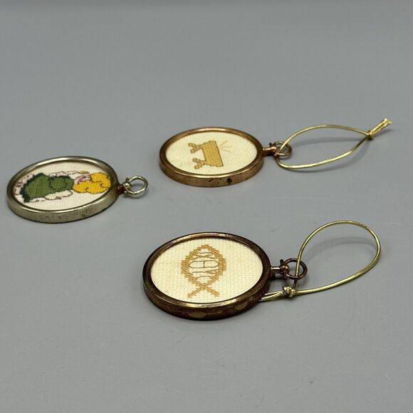 Vtg 3 Framed Cross Stitch Ornaments Fish Angel Manger Cradle Christmas Religous - Picture 6 of 14